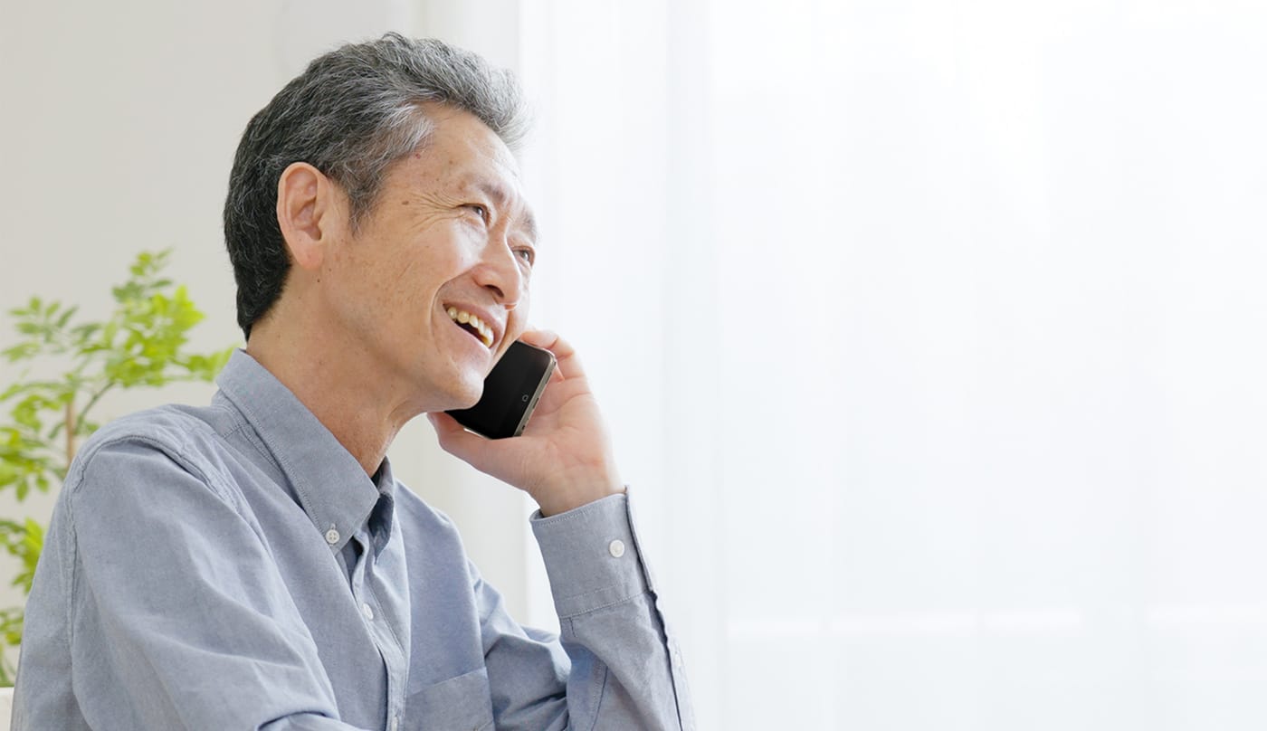 スマートフォンで健康管理について話している高齢の男性
